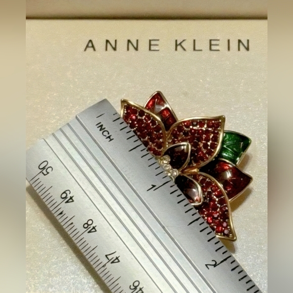 NIB Anne Klein gold-tone pavé enamel Christmas Holiday poinsettia pin brooch - Picture 5 of 6